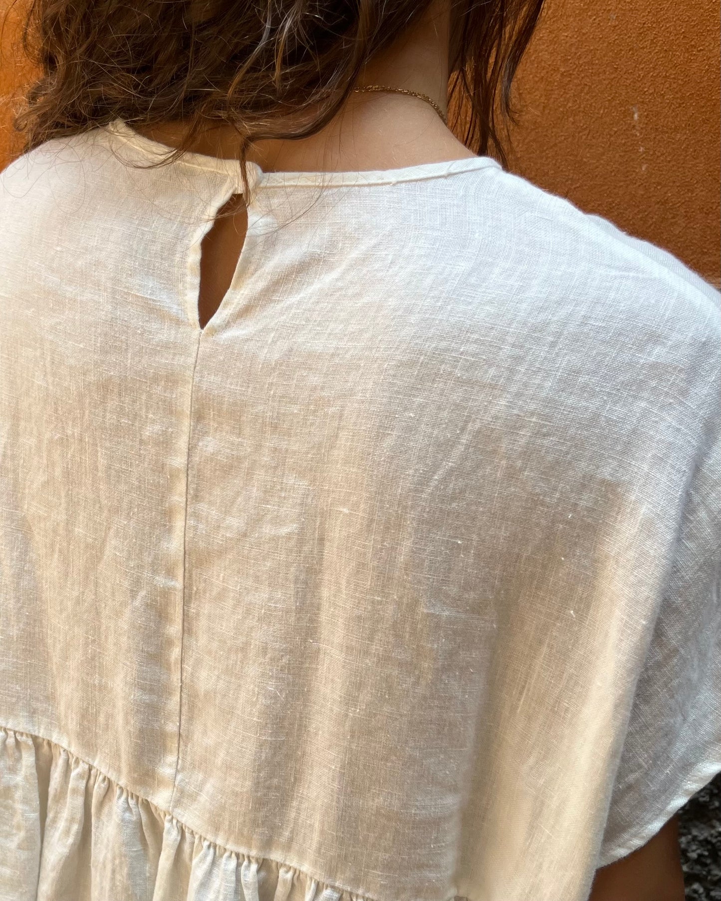 Top con balza lino bianco