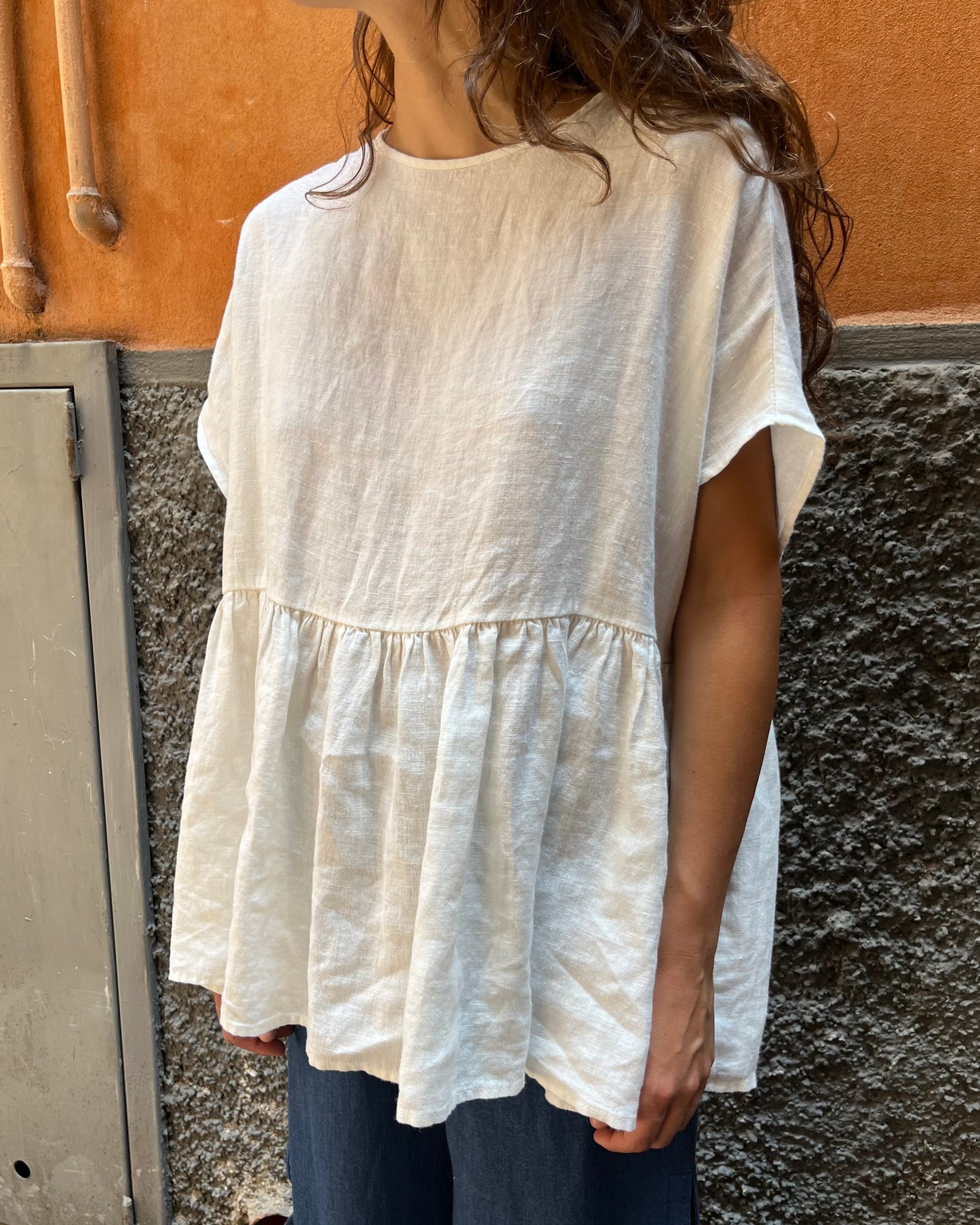 Top con balza lino bianco