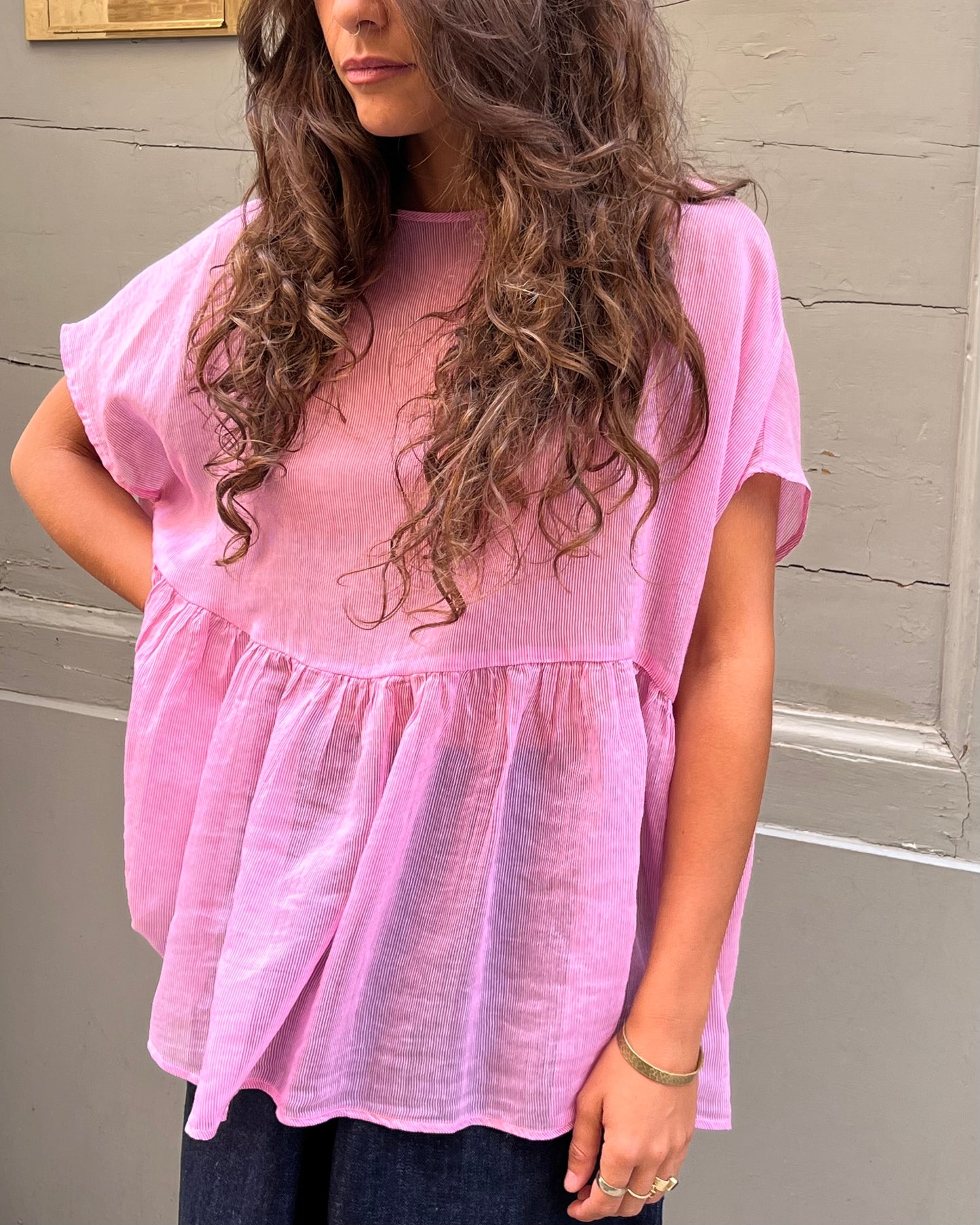 Top con balza a righe rosa