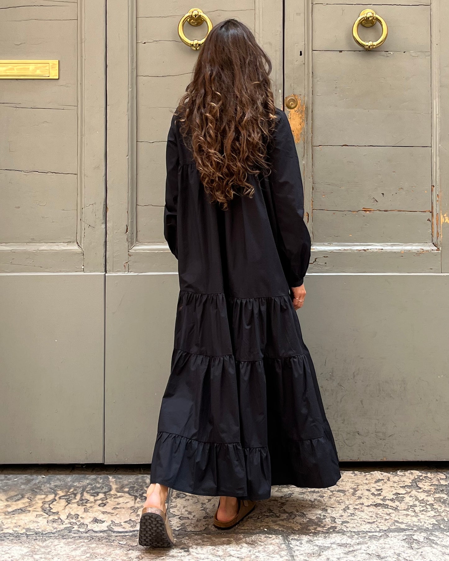 Vestito lungo con balze nero