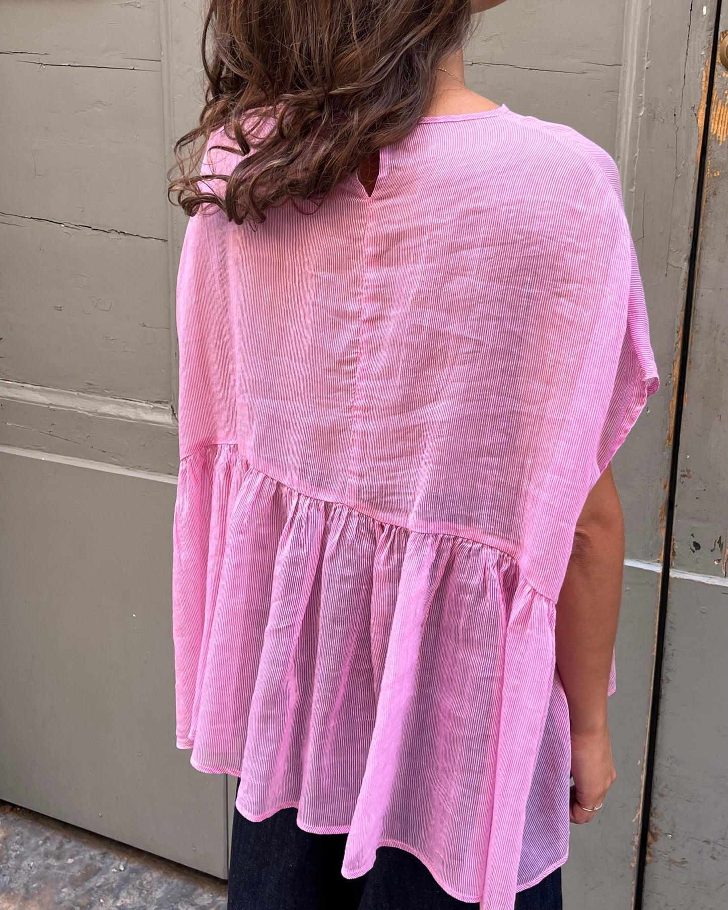 Top con balza a righe rosa