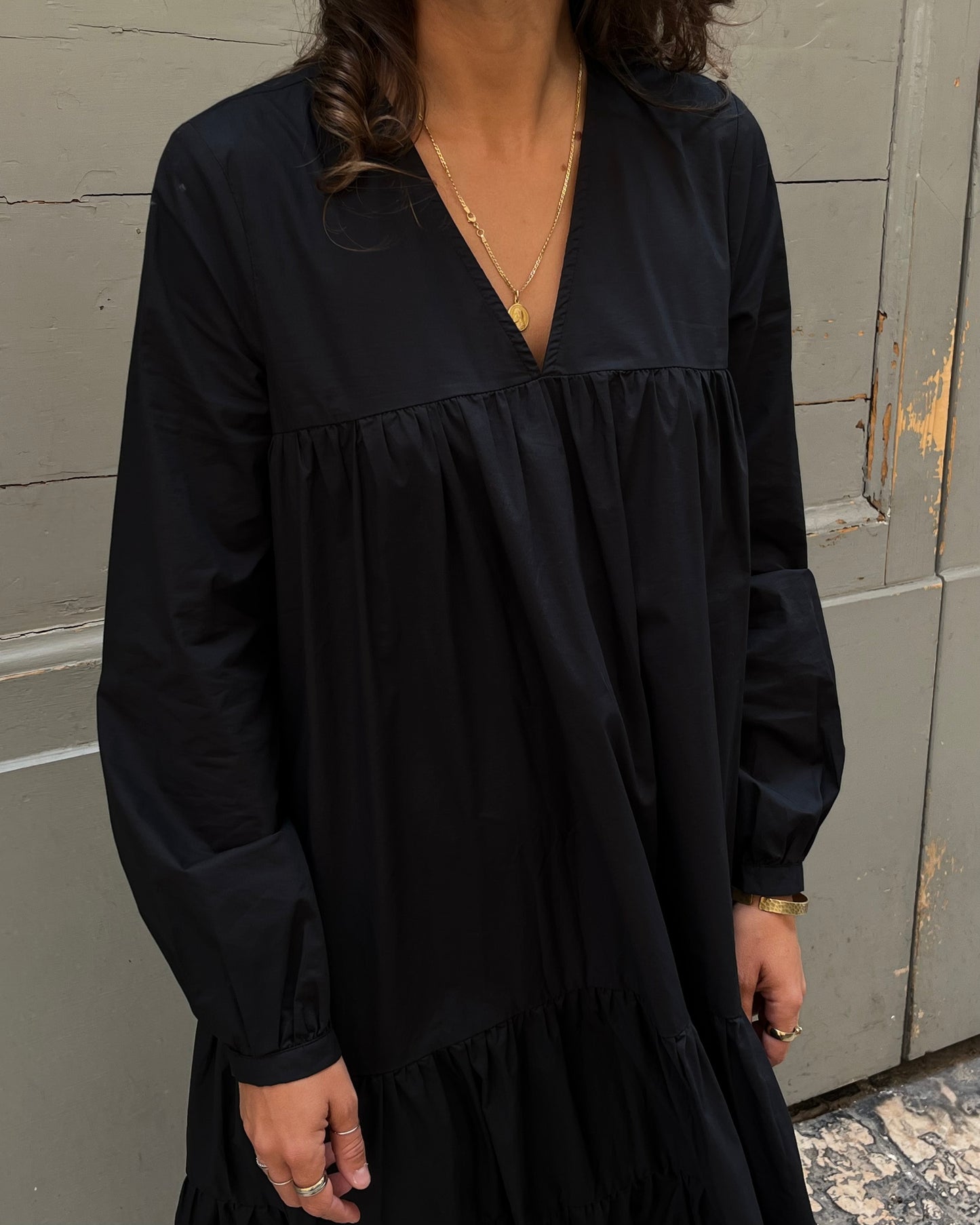 Vestito lungo con balze nero
