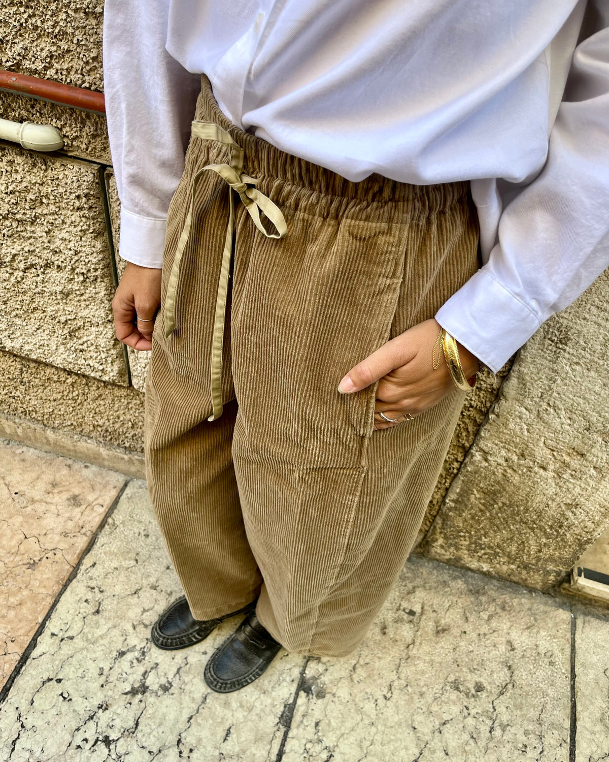 Pantaloni Dojo barrel-leg in velluto cognac