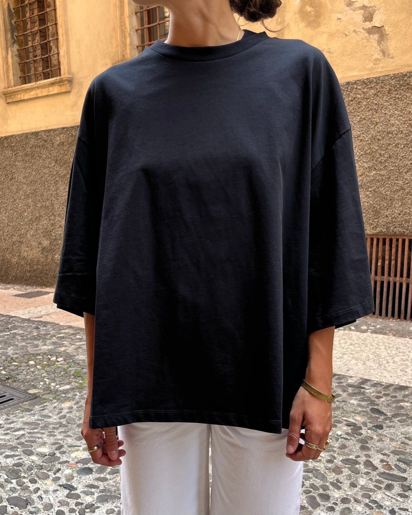 T-shirt over nera