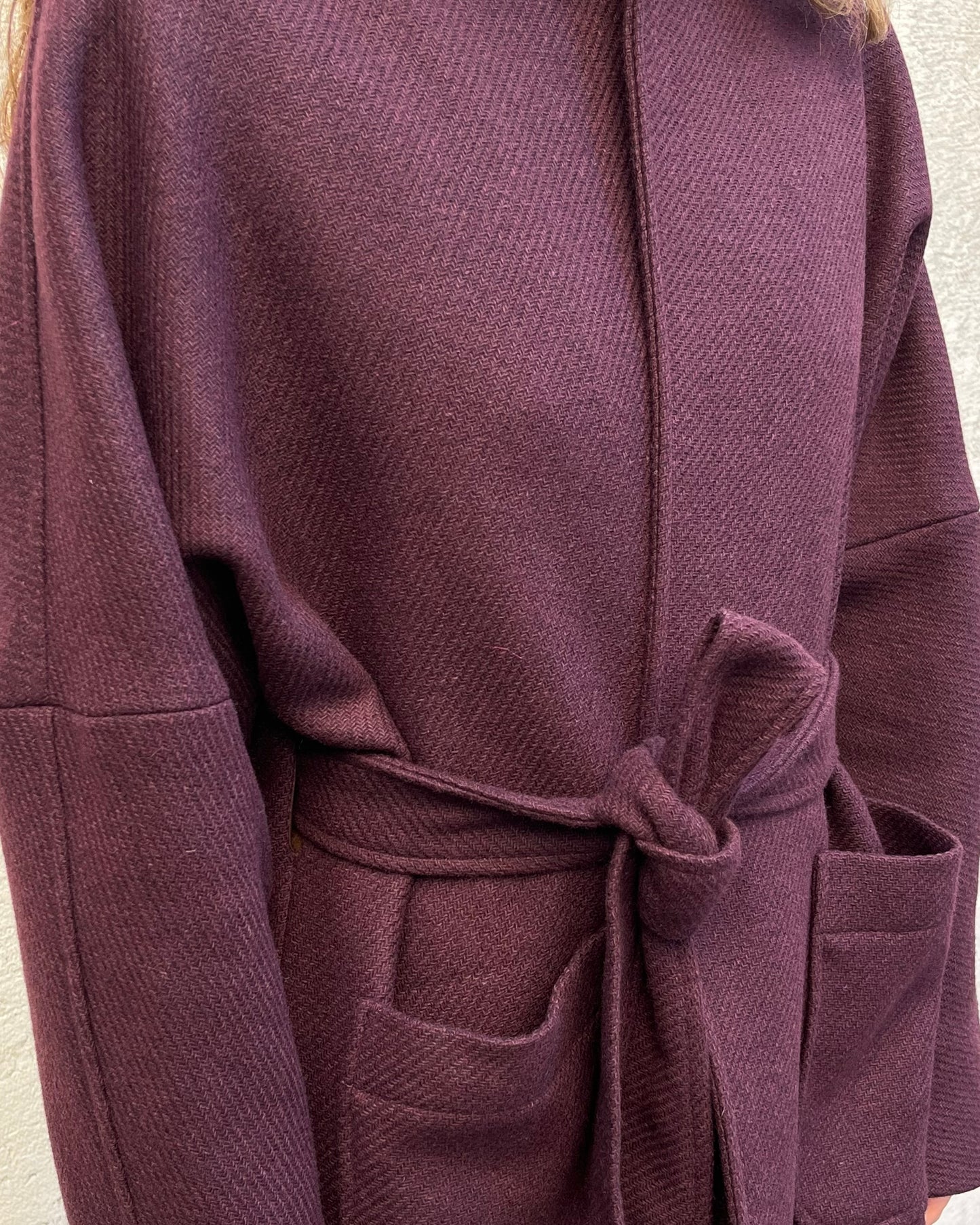 Cappotto corto con cintura bordeaux