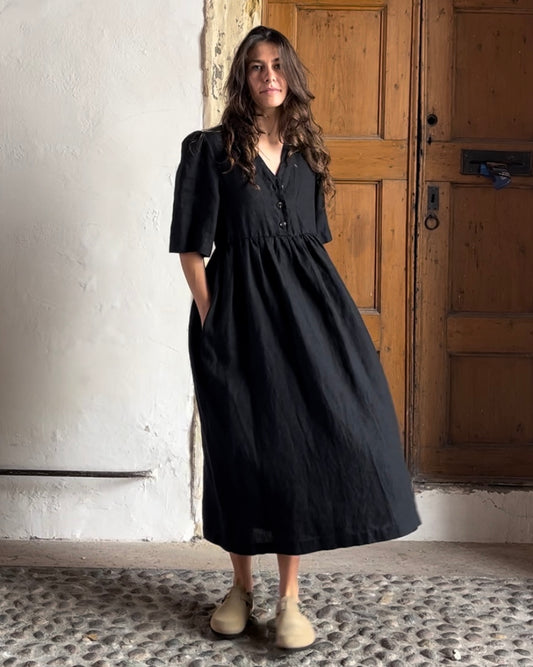 Vestito nero in lino