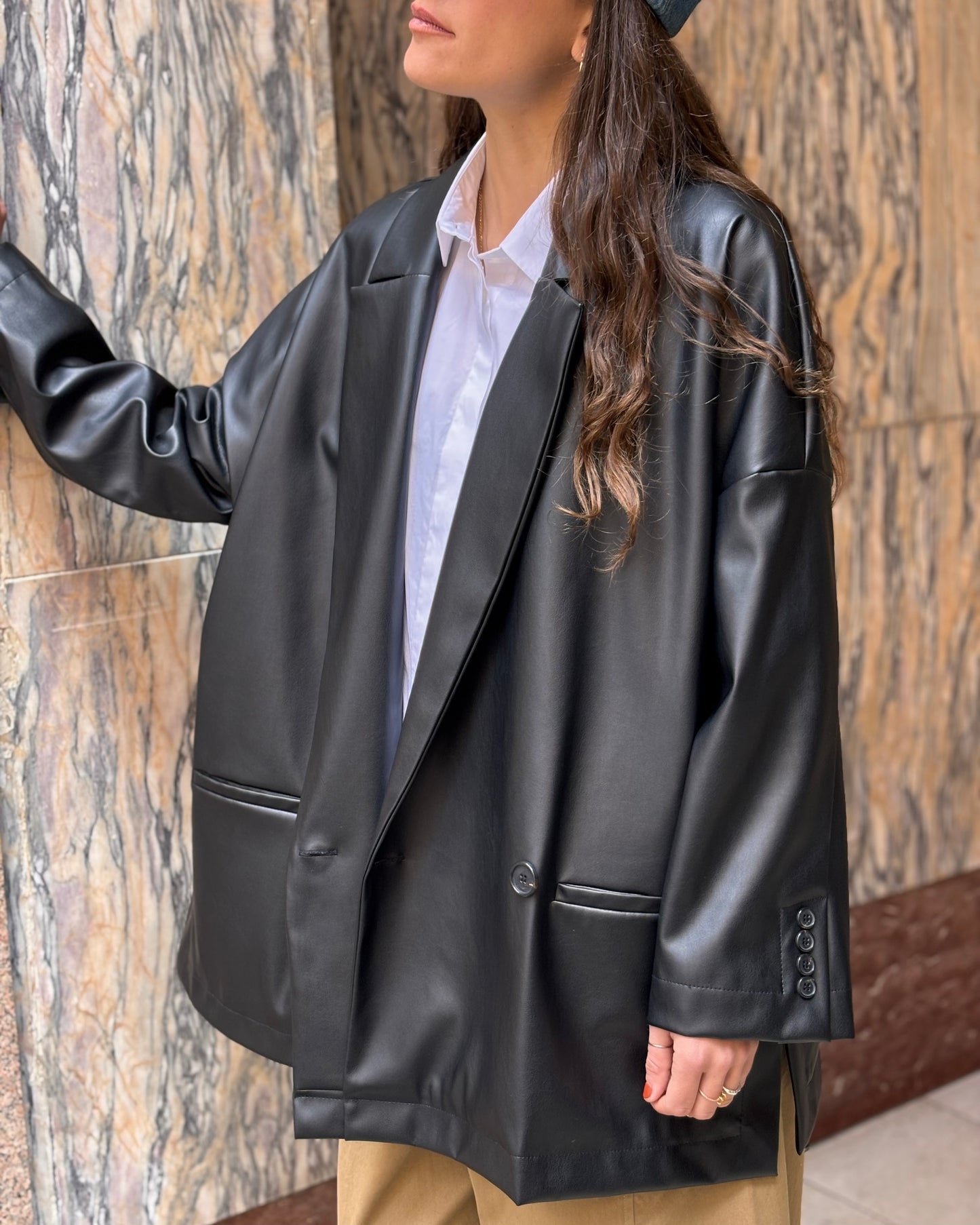Blazer con spacchi in ecopelle