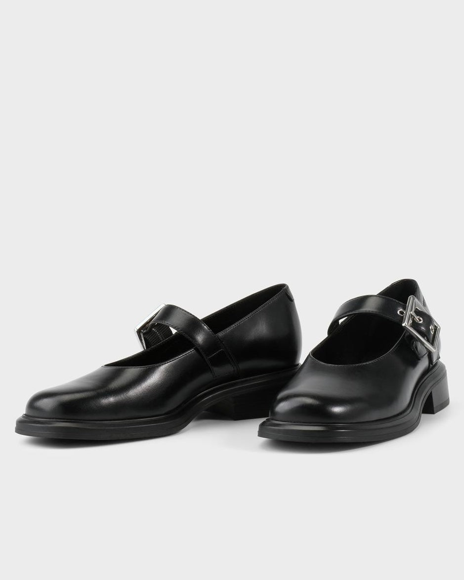 Mary-jane Ellis in pelle nera