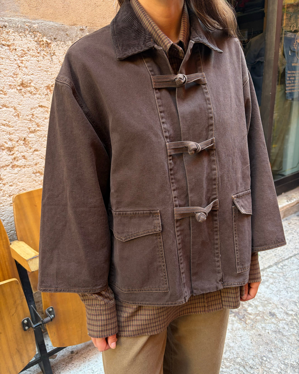 Giacca con alamari Kibu marrone