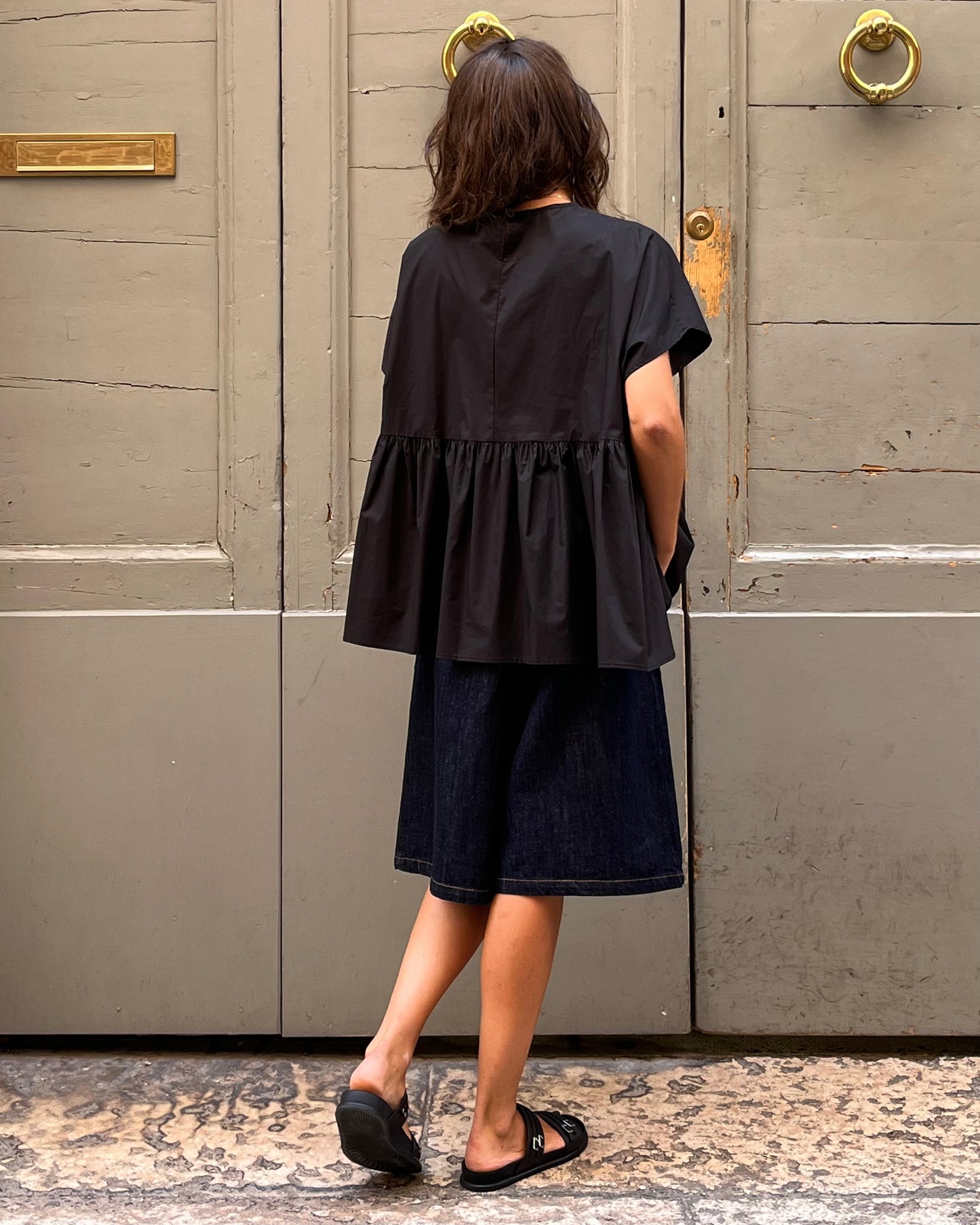 Top con balza nero