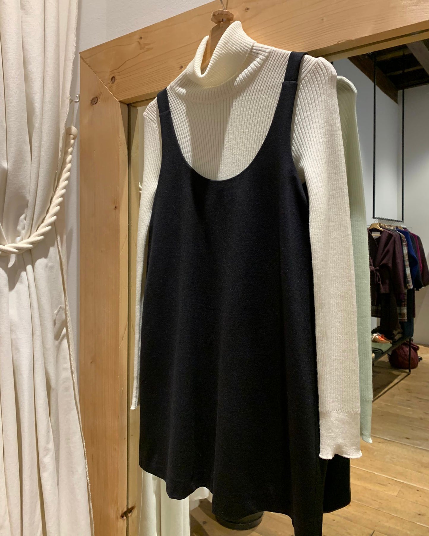 Vestito con bretelle sottili nero