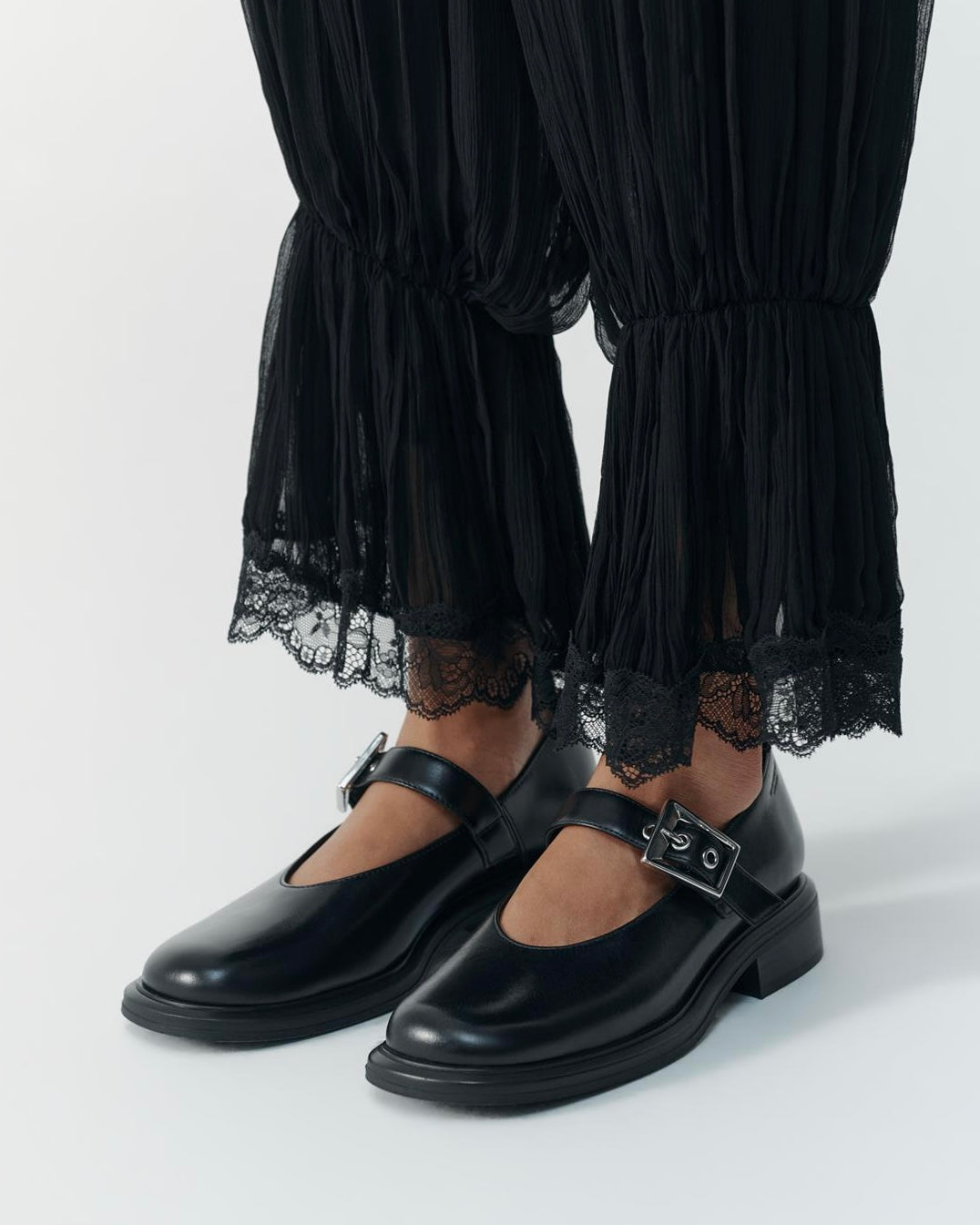 Mary-jane Ellis in pelle nera