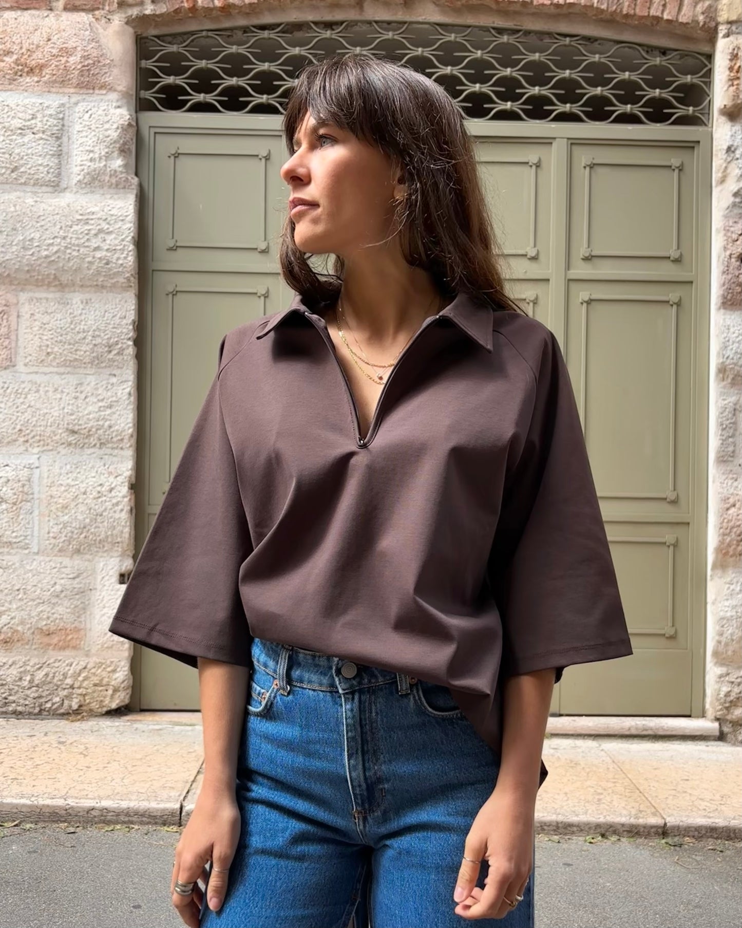 Polo con zip marrone