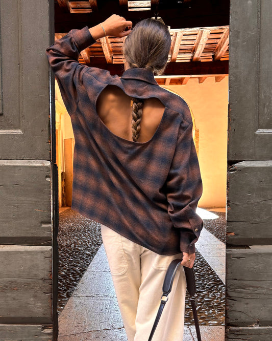 Camicia con apertura sulla schiena a quadri