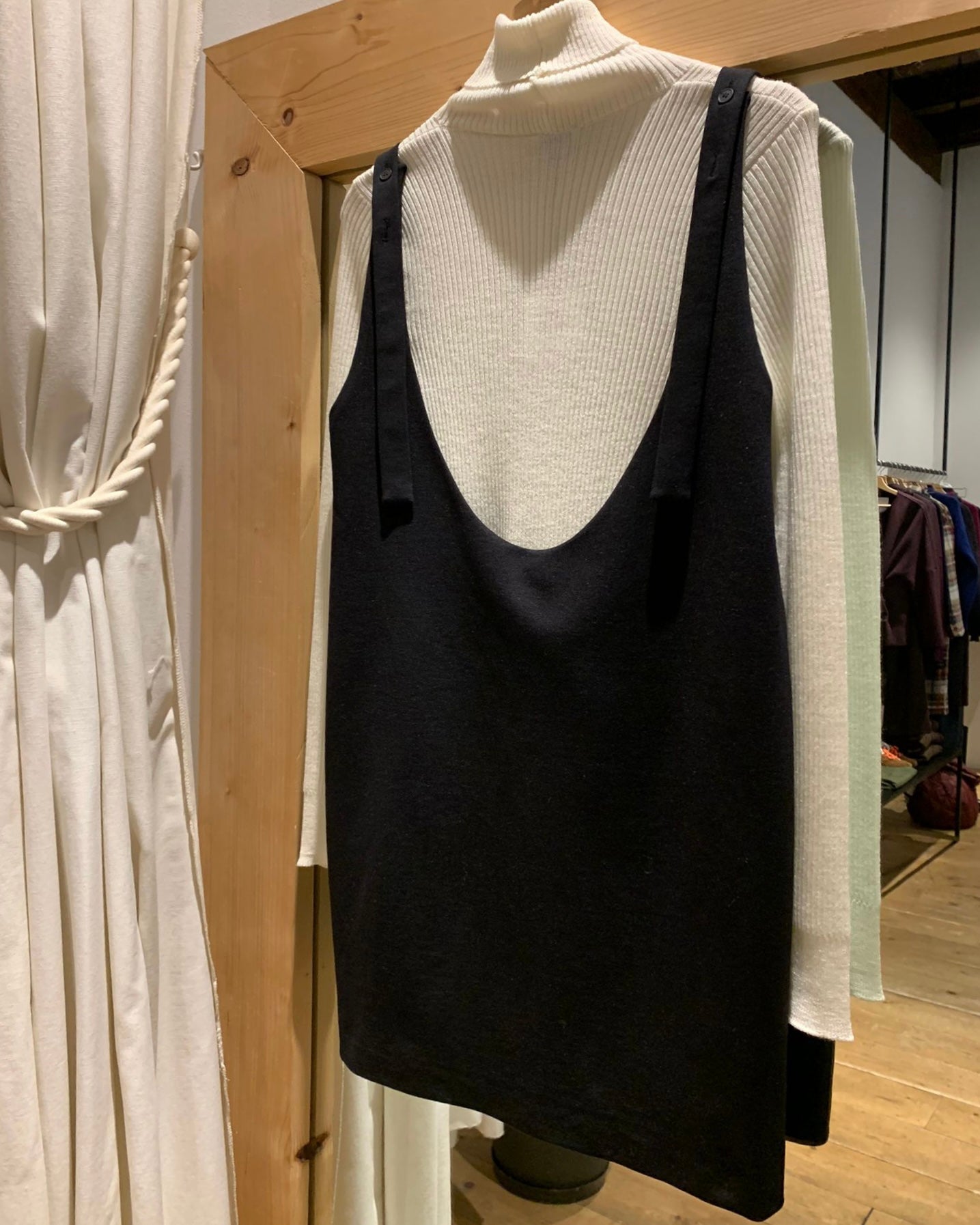 Vestito con bretelle sottili nero