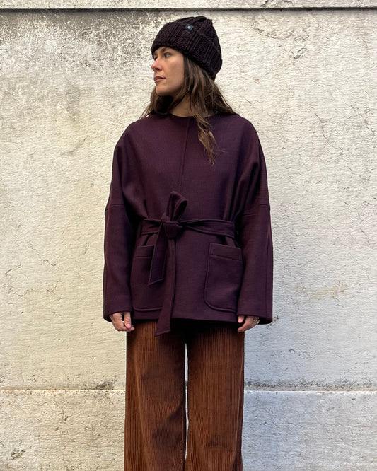 Cappotto corto con cintura bordeaux