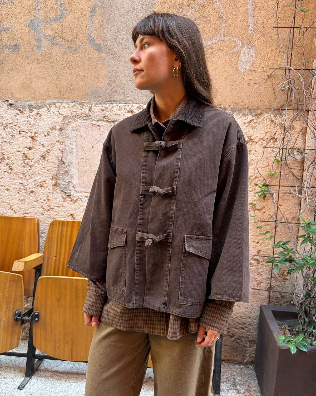 Giacca con alamari Kibu marrone