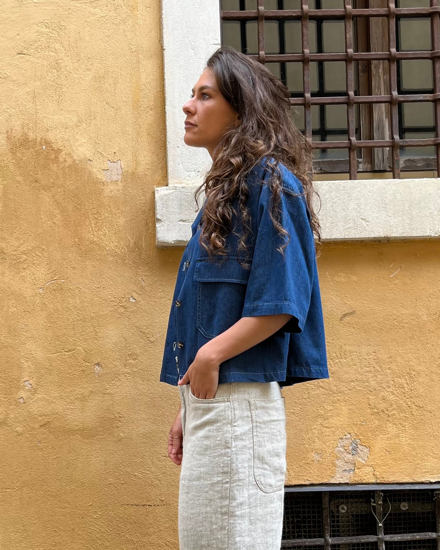 Camicia crop con tasche