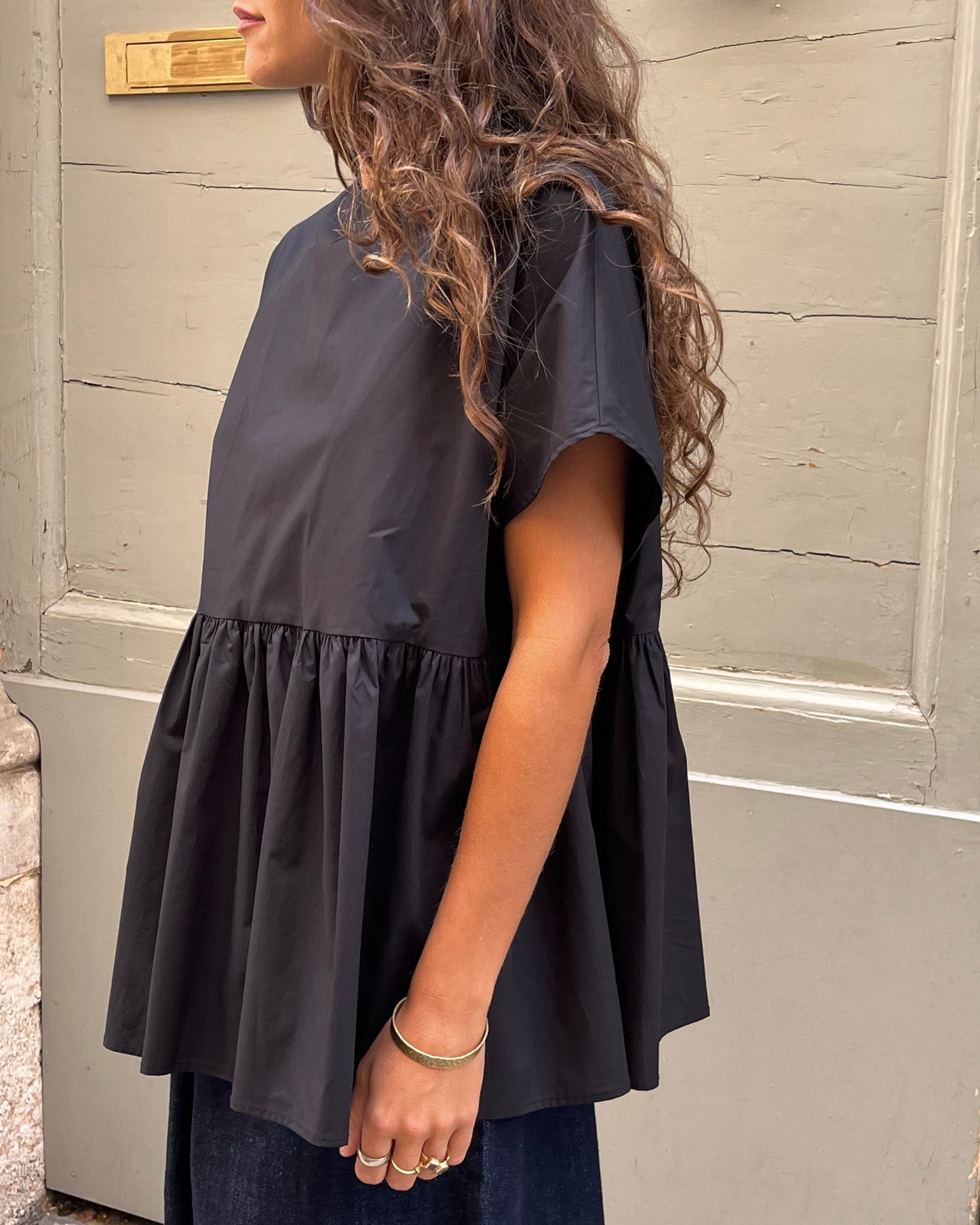 Top con balza nero
