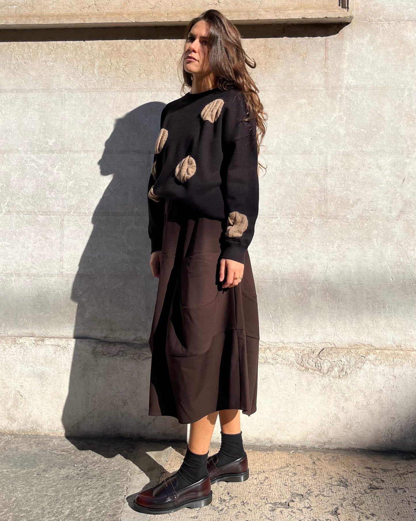 Maglione nero a pois camel