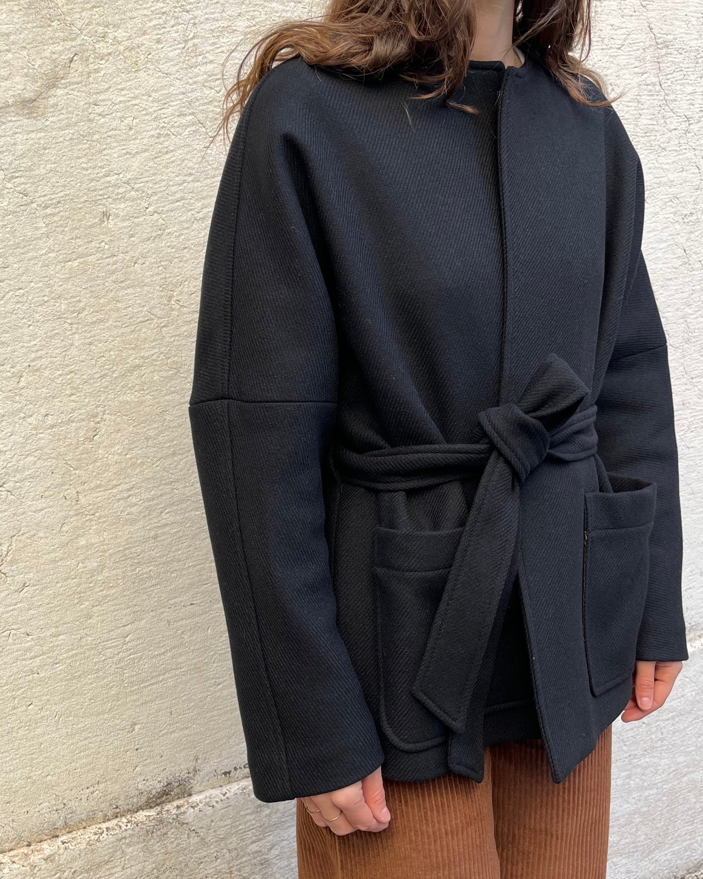 Cappotto corto con cintura nero