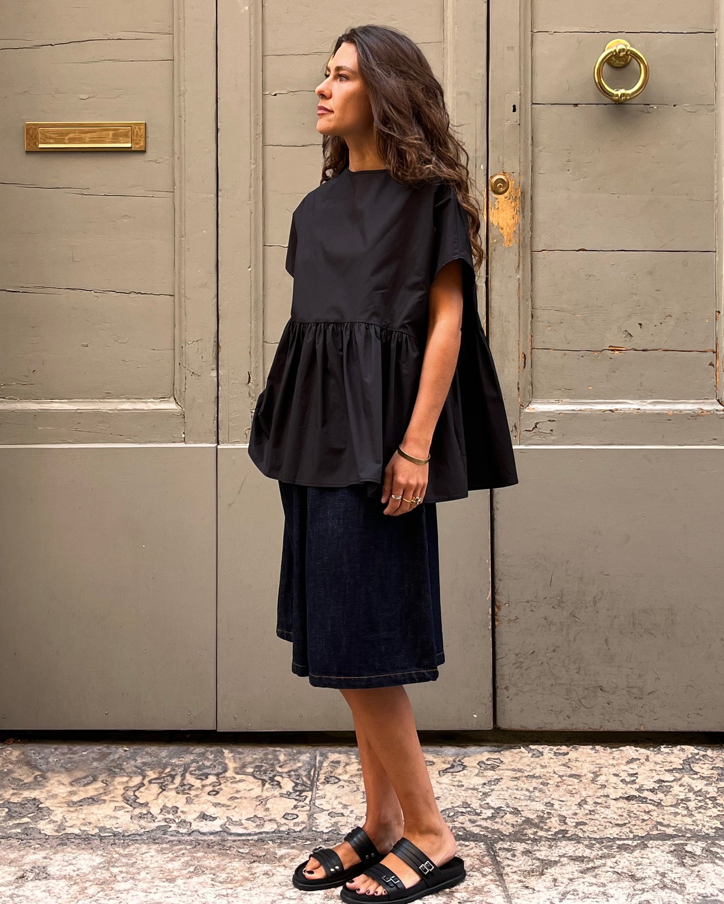 Top con balza nero