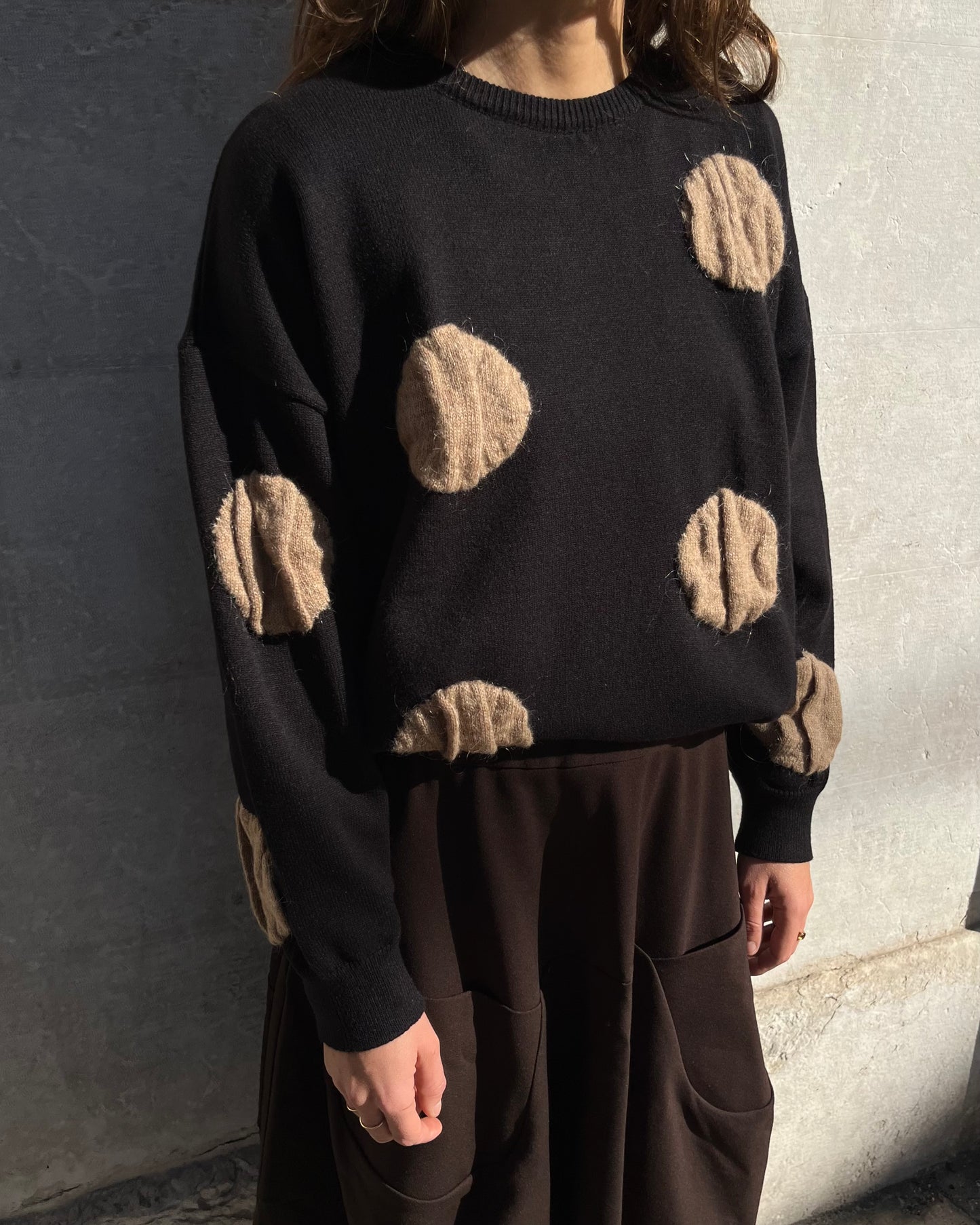 Maglione nero a pois camel
