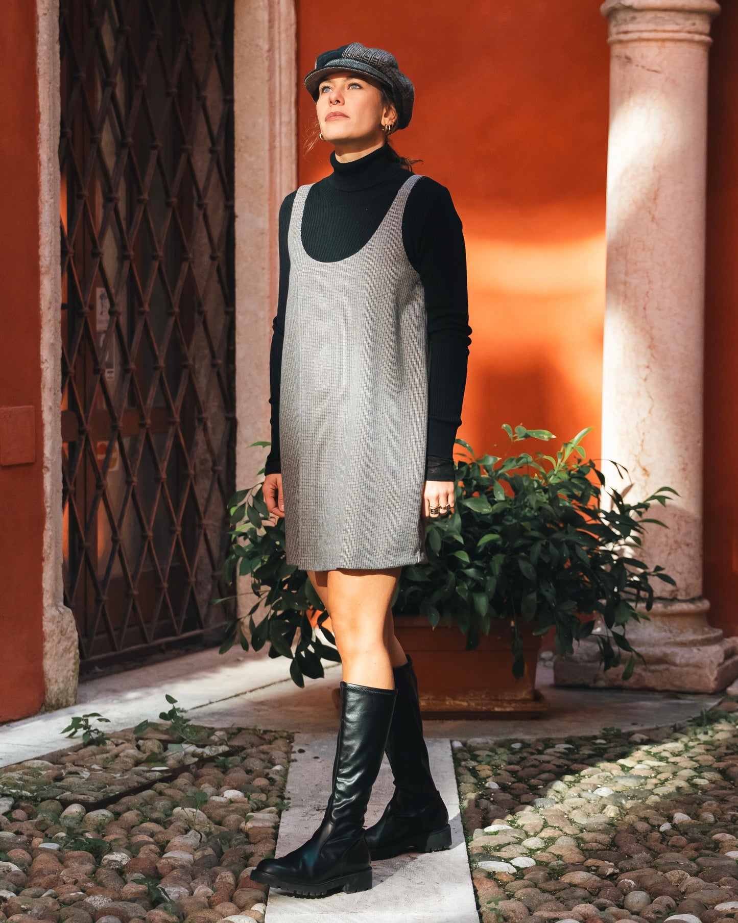 Vestito con bretelle sottili nero