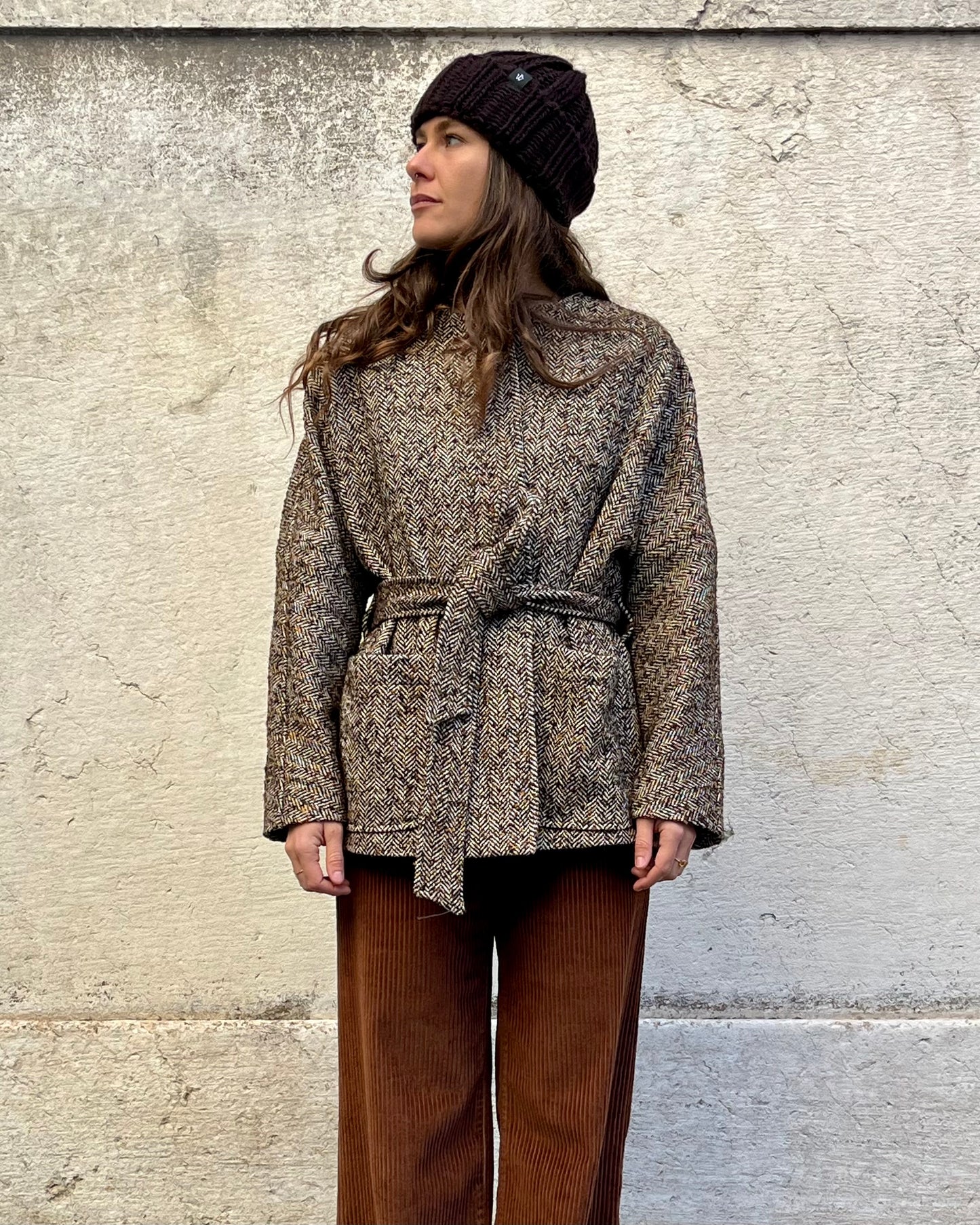 Cappotto corto con cintura resca