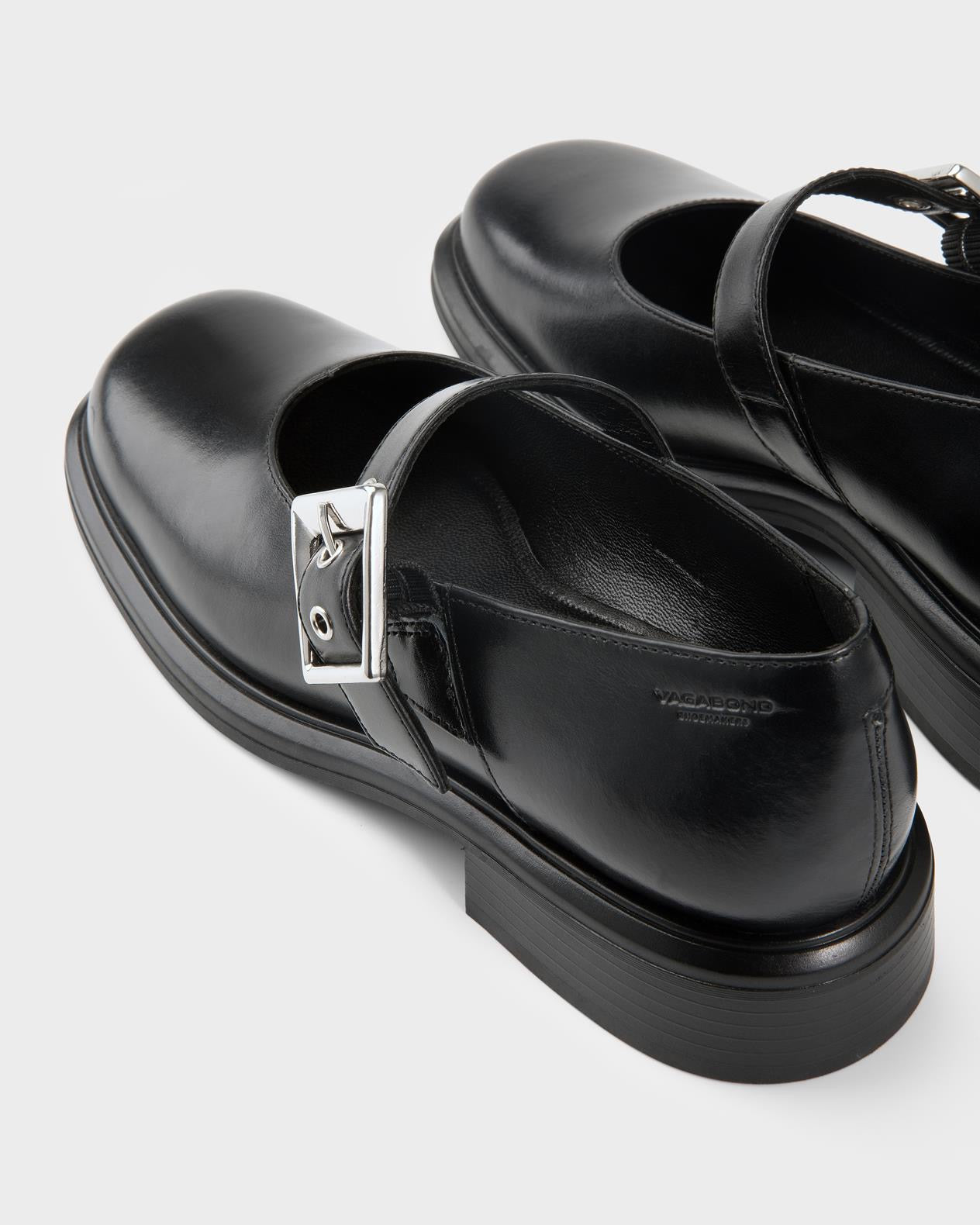 Mary-jane Ellis in pelle nera