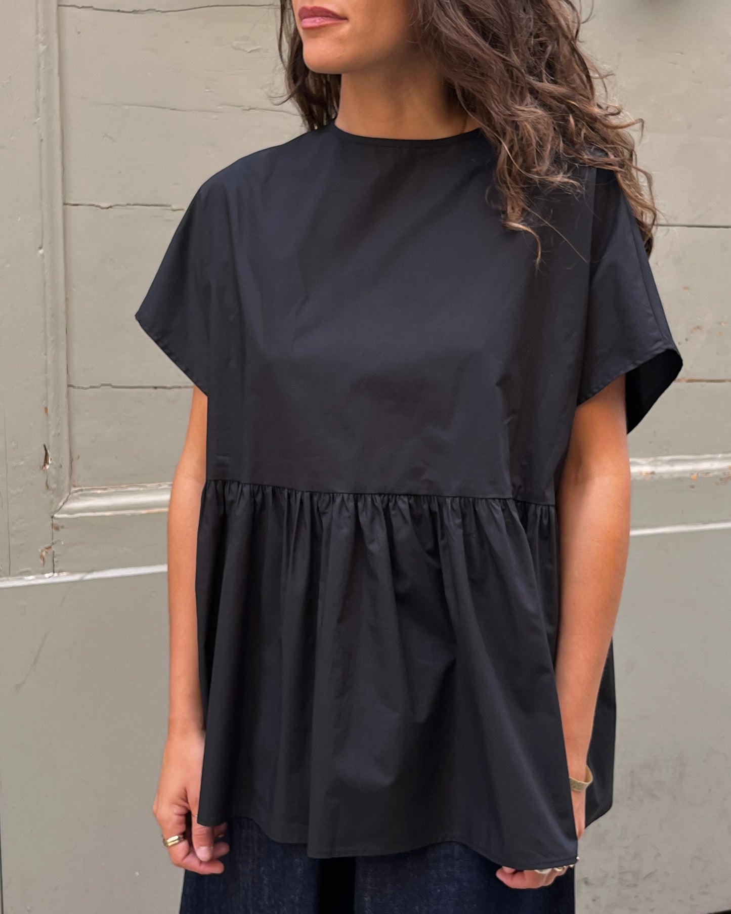 Top con balza nero