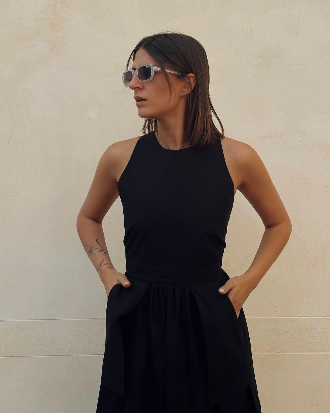 Vestito lacci e tasconi nero